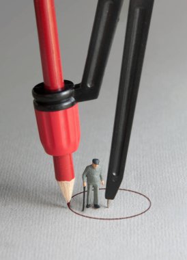 Elinde pusula olan yaşlı bir adamın etrafında çember çiziliyor, izolasyonu ve sosyal mesafeyi temsil ediyor.