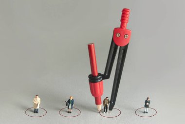 Minyatür insanların etrafında daireler çiz