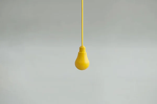 Ampoule Électrique Jaune Suspendue — Photo