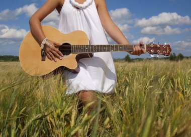 Gitar ile oturan köylü kızı