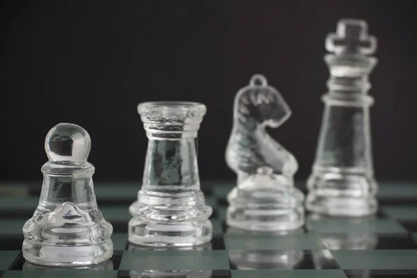 Equipe de xadrez de vidro: rei, peão, cavaleiro e torre — Fotografia de Stock
