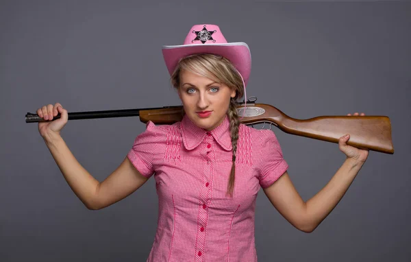 Atraktivní cawbow dívka s brokovnice přes záda — Stock fotografie