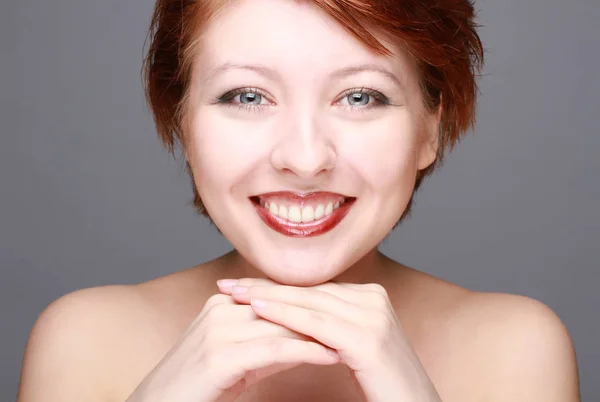 Glada leende ung kvinna ansikte — Stockfoto