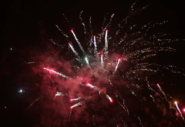 Fuochi d'artificio colorati sopra il cielo nero — Foto Stock