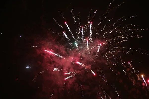 Focuri de artificii colorate pe cerul negru — Fotografie, imagine de stoc