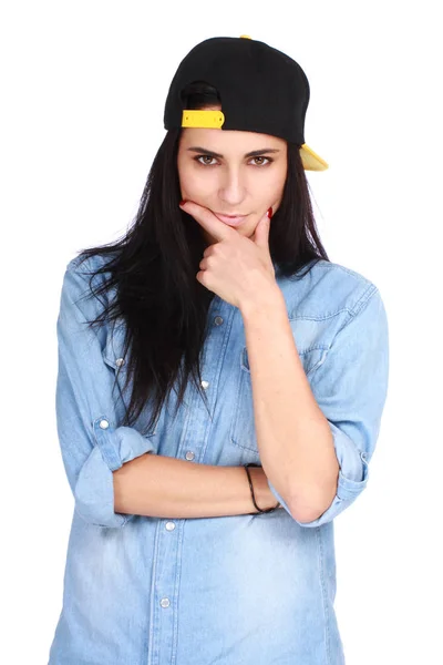 Retrato de jovem mulher em boné posando no branco — Fotografia de Stock