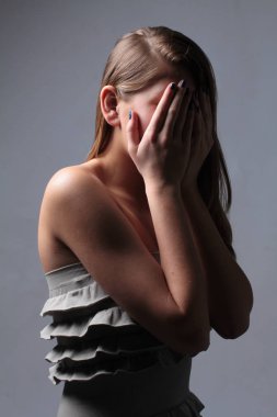 Endişeli kız elleriyle gözlerini kapalı