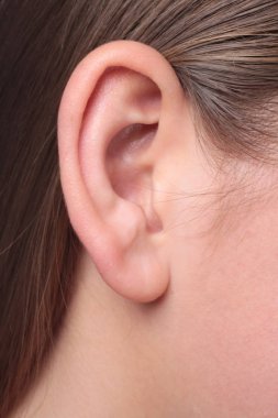 Bir genç kadının kulak çok yakın çekim