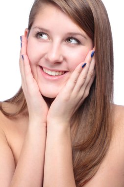 Güzel bir genç kadının yakın plan portresi.