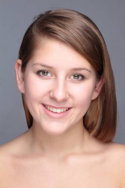 Güzel bir genç kadının yakın plan portresi.