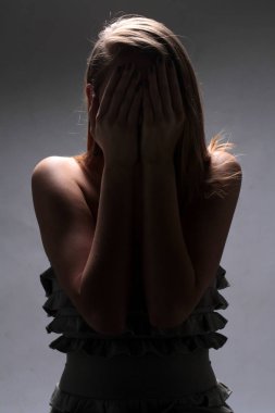 Endişeli kız elleriyle gözlerini kapalı