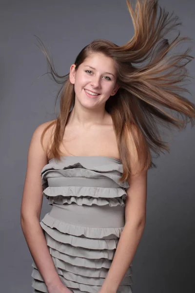 Beauty shot krásné mladé ženy do větru — Stock fotografie