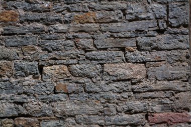 Güçlü bir dokusu olan antik taş duvar.