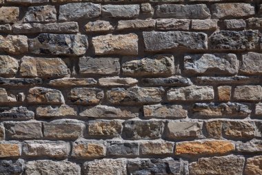Güçlü bir dokusu olan antik taş duvar.