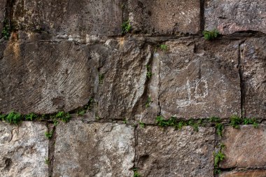 Güçlü bir dokusu olan antik taş duvar.
