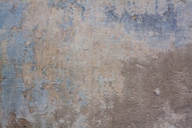 Eski alçı, soyulmuş boya, gri taş.