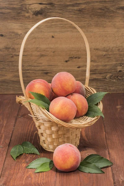 Şeftali taze yeni kırpma ile yaprakları