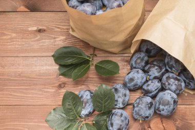 Erik bir masada bir sepet içinde bırakır