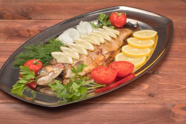 folyo bir tepsi içinde Fırında Balık