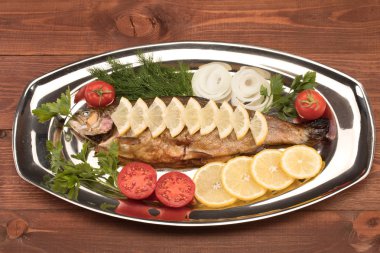 folyo bir tepsi içinde Fırında Balık