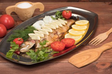 folyo bir tepsi içinde Fırında Balık