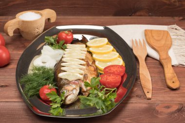 folyo bir tepsi içinde Fırında Balık