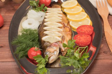 folyo bir tepsi içinde Fırında Balık