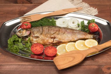 folyo bir tepsi içinde Fırında Balık