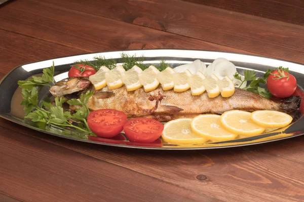 folyo bir tepsi içinde Fırında Balık