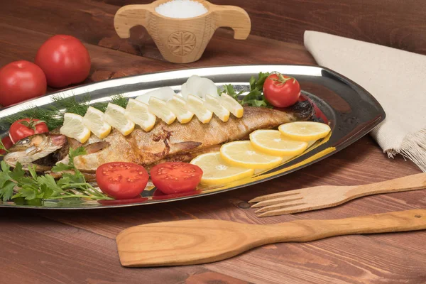 folyo bir tepsi içinde Fırında Balık