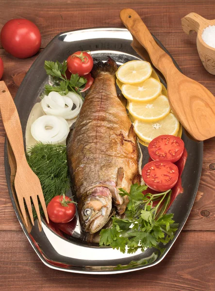 folyo bir tepsi içinde Fırında Balık