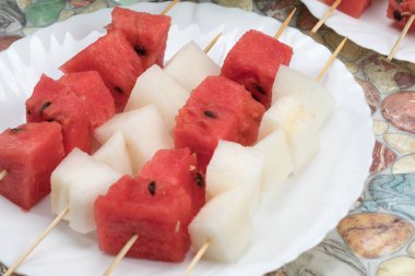 karpuz dilimleri taş