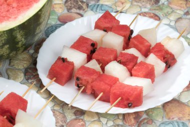 karpuz dilimleri taş