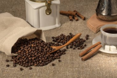 tahıllar ile taze çekilmiş sıcak kahve