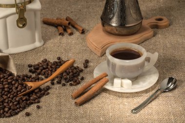 tahıllar ile taze çekilmiş sıcak kahve