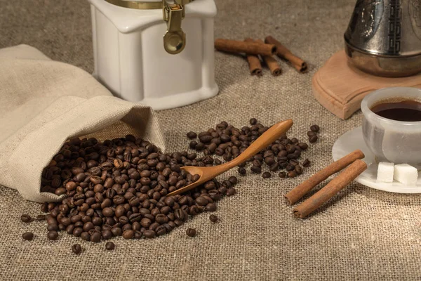 tahıllar ile taze çekilmiş sıcak kahve