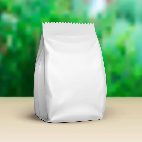 Mockup Blanco Stand Up Pouch Snack Sachet Bag. Mock Up, Sjabloon. Groene Zomer Tuin Achtergrond. Klaar voor je ontwerp. Product Verpakking. Vector EPS10 — Stockvector