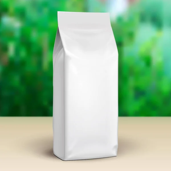 ( 영어 ) Mockup Blank Stand up Pouch Snack Sachet Bag. 잘 했어, 템플릿. 여름 정원 배경 녹색. 설계에 대비하라. 상품 포장. 분사기 EPS10 — 스톡 벡터