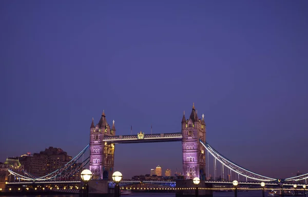 Tower Bridge bij zonsondergang — Stockfoto