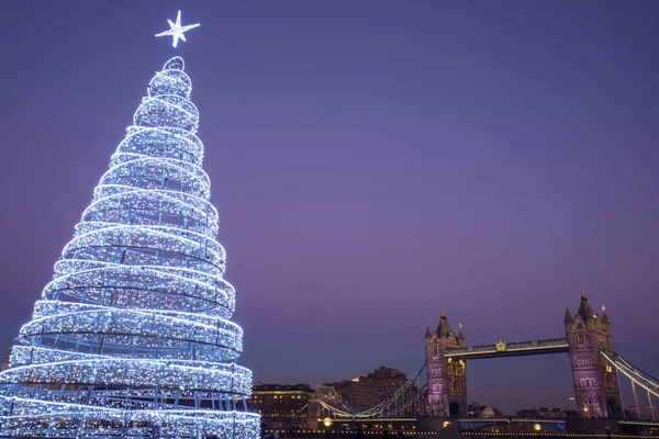 Turmbrücke und Weihnachtsbaum — Stockfoto