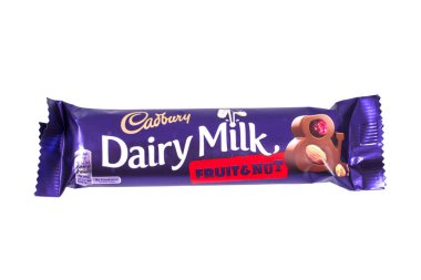 Cadbury süt süt meyve ve fındık çikolata Bar