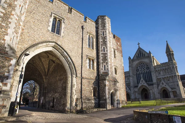 St. Albans Abbey Gateway and Cathedral — Stock Photo, Image