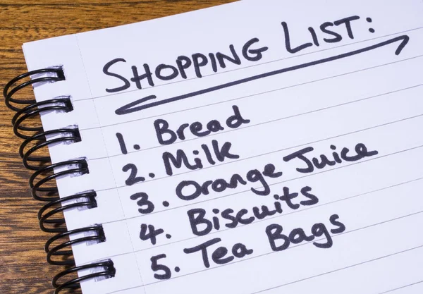 Alışveriş listesi bir not defterinde yazılı — Stok fotoğraf