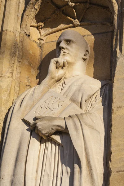 Sculpture de saint Benoît à la cathédrale de Norwich — Photo