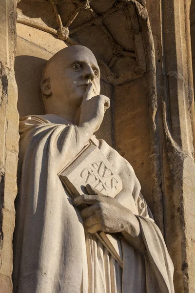 Sculpture de saint Benoît à la cathédrale de Norwich — Photo