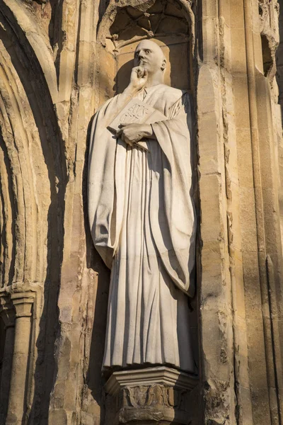 Sculpture de saint Benoît à la cathédrale de Norwich — Photo