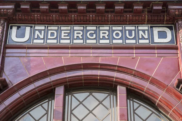 Фасад традиционной лондонской подземки — стоковое фото