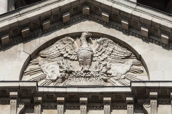 Phoenix sochy na fasádě St. Pauls Cathedral — Stock fotografie