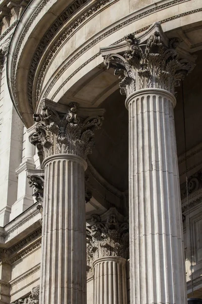 Kolumner på den södra fasaden av St. Pauls Cathedral — Stockfoto