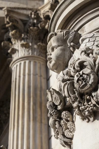 Detailed Carvings on the Exterior of St. Pauls Cathedral in Lond — Stock Photo, Image